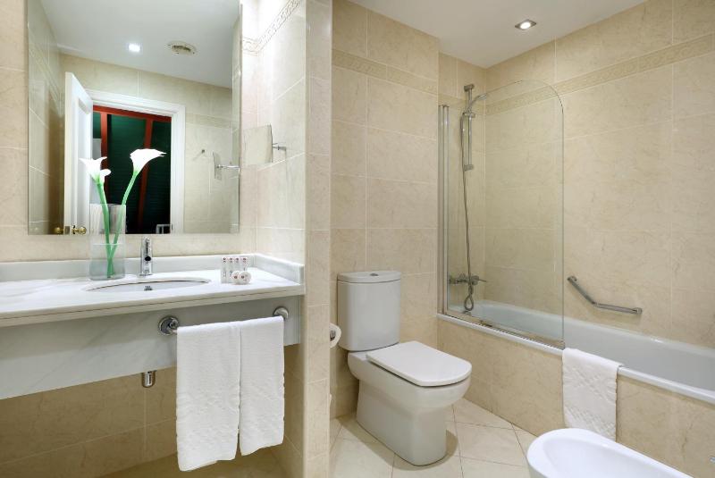Double or Twin Room image 3