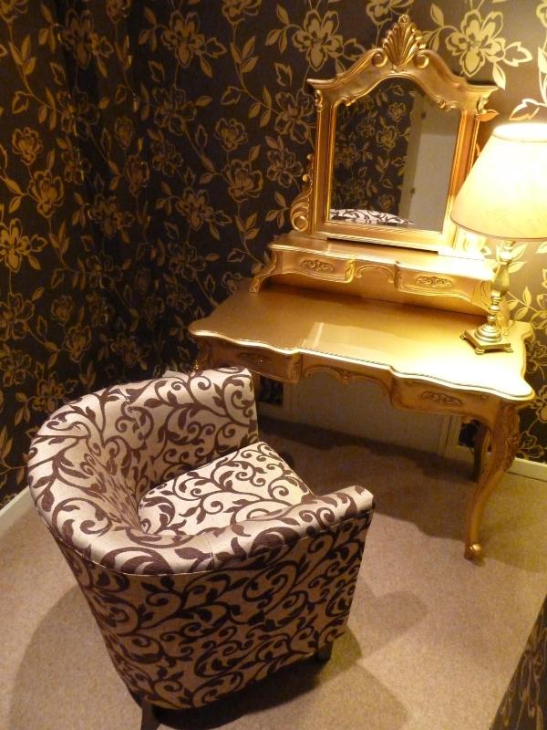 Four-Poster Suite image 2