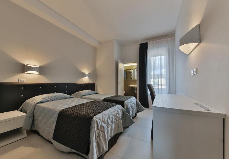 Twin Room image 1