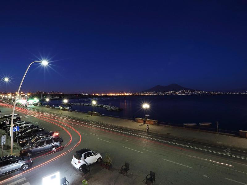 Superior Suite with Hot Tub and Sea View image 2