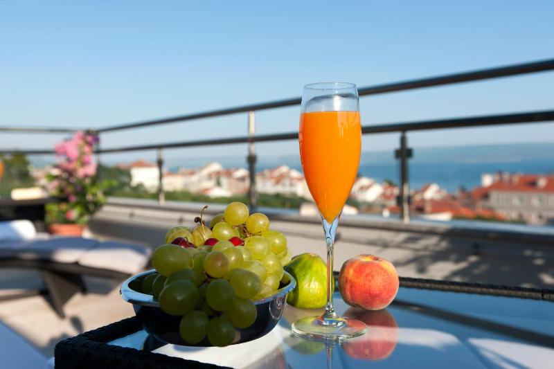 Suite with Spa Bath, Terrace and Sea View image 2