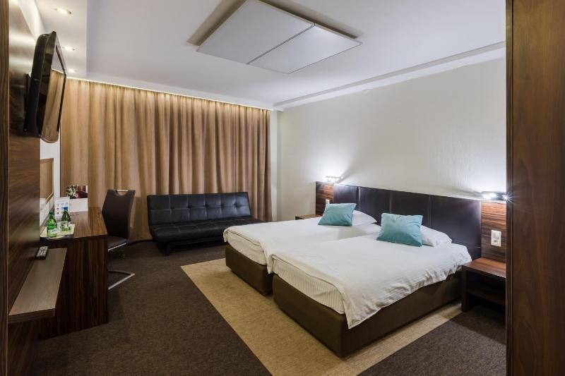 Classic Double or Twin Room image 3