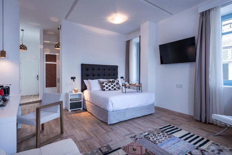 Junior Suite with Panoramic Sea View image 3