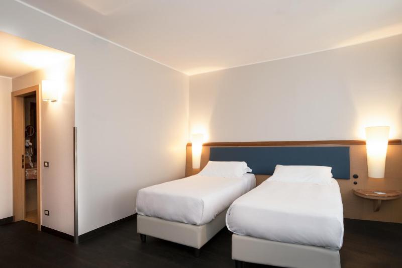 Superior Twin Room image 4