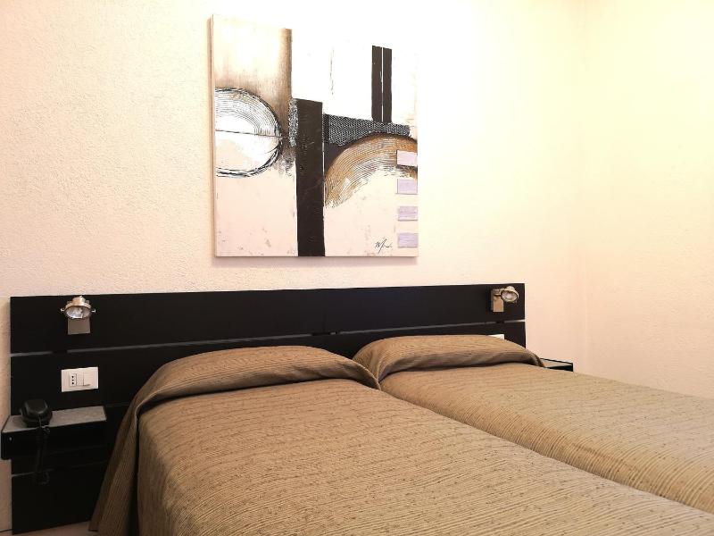 Double Room with Shared Bathroom image 1