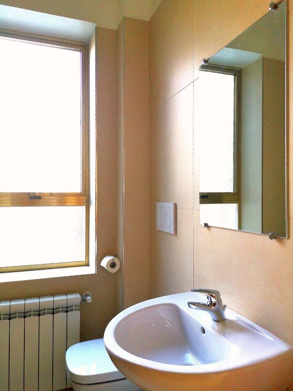 Single Room with Shared Bathroom image 1