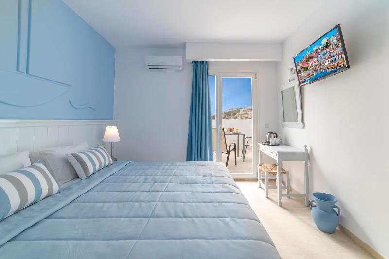 Superior Double or Twin Room with City View and minipool image 4
