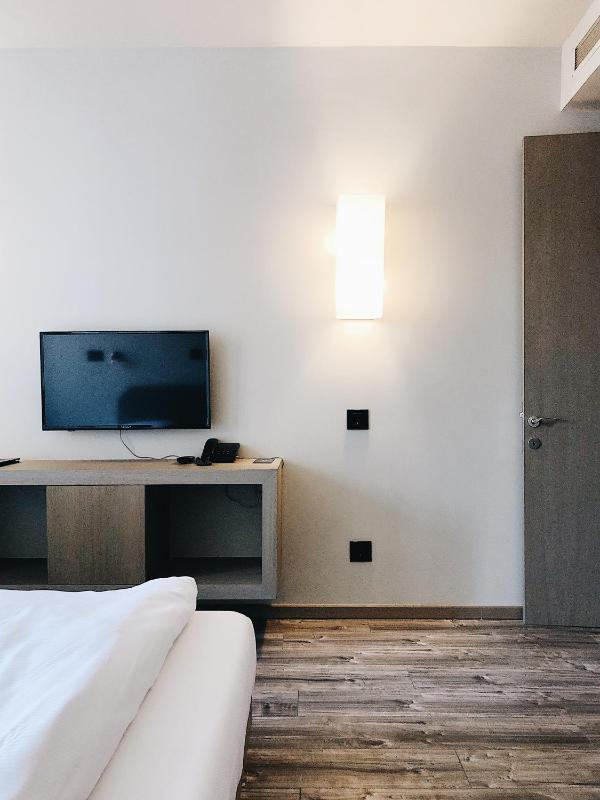 Twin Room with Balcony image 2