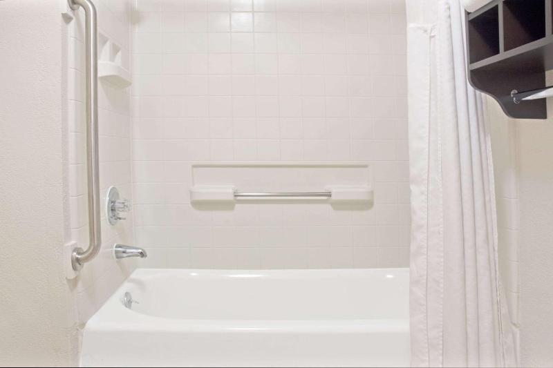 Howard Johnson by Wyndham Houston Heights/Downtown - image 15