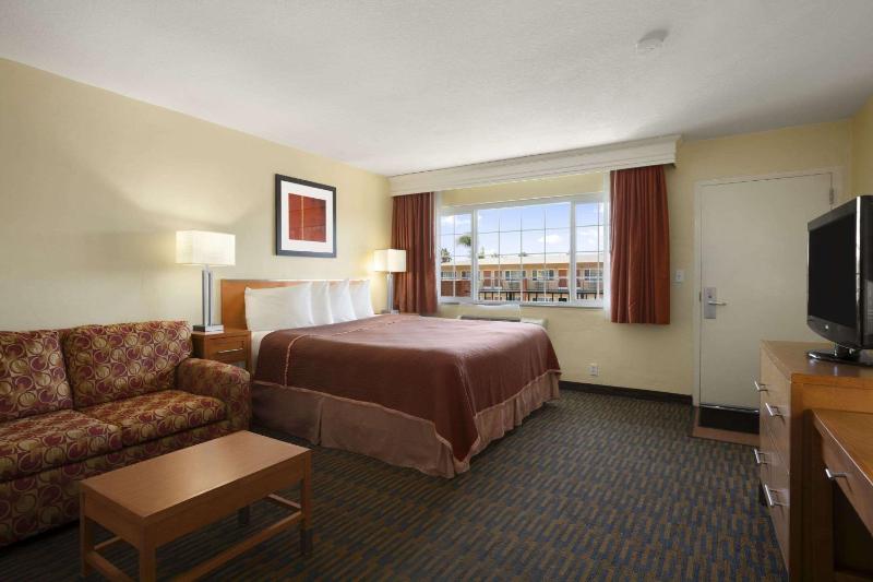 Howard Johnson by Wyndham San Diego Sea World - image 10