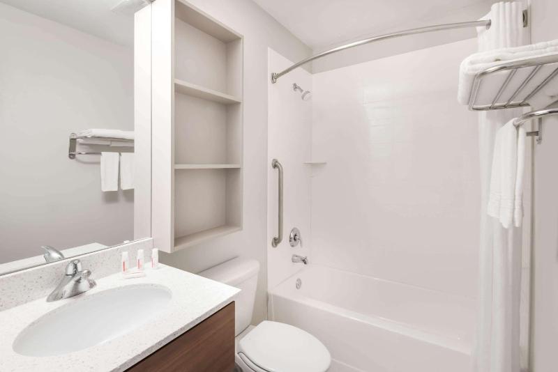 Queen Studio Suite - Non-Smoking image 1