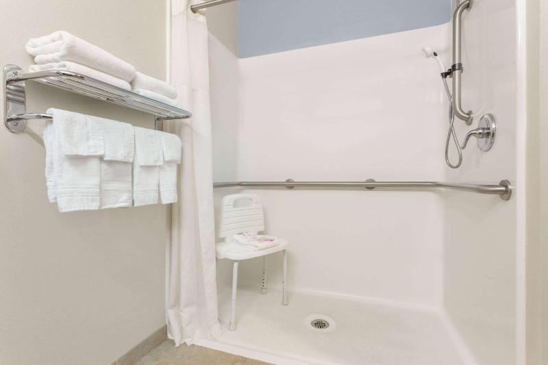 Queen Room - Disability Access - Non-Smoking image 1