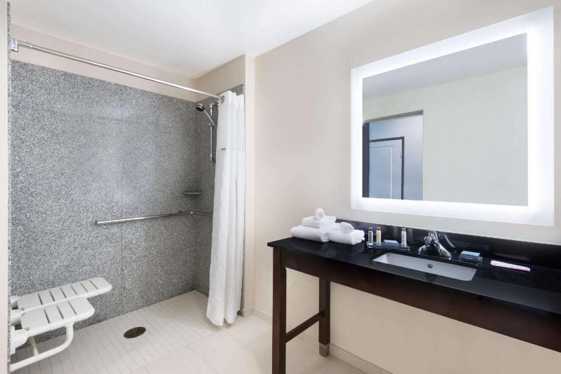 Queen Room with Two Queen Beds and Roll-In Shower - Mobility Accessible/Non-Smoking image 4