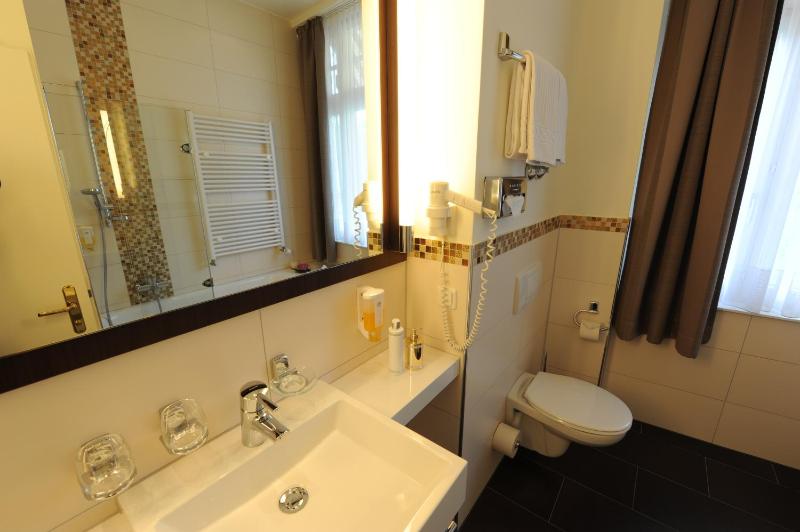 Deluxe King Room image 2