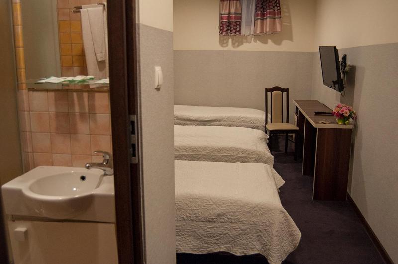 Economy Triple Room image 1