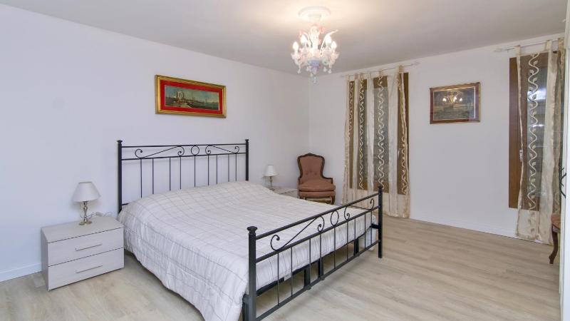 One-Bedroom Apartment image 1
