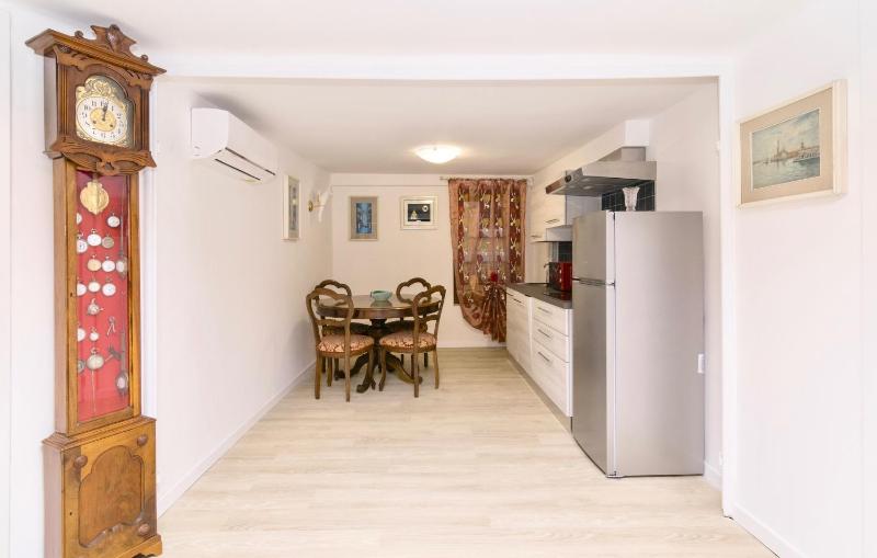 One-Bedroom Apartment image 2
