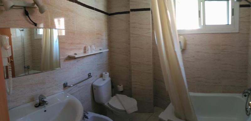 Triple Room with Balcony image 4
