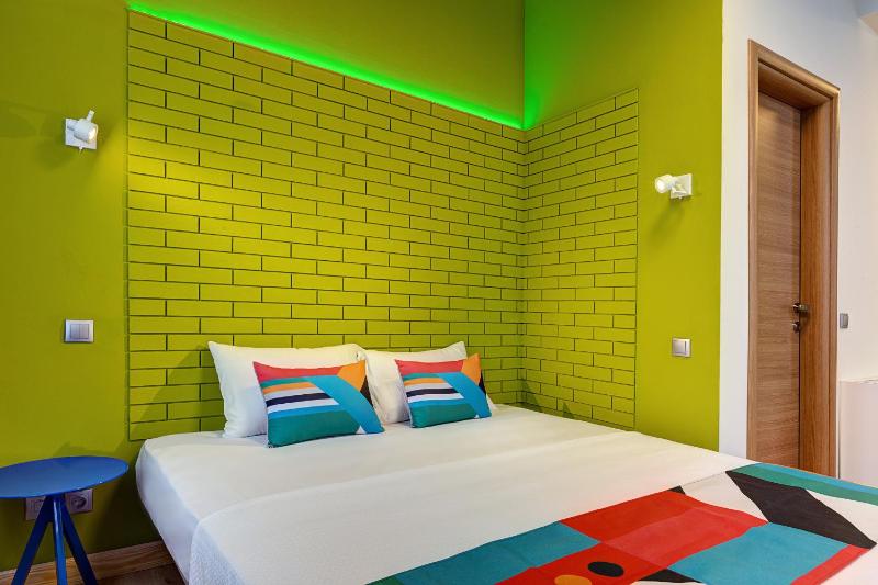 Corner Deluxe Room image 3