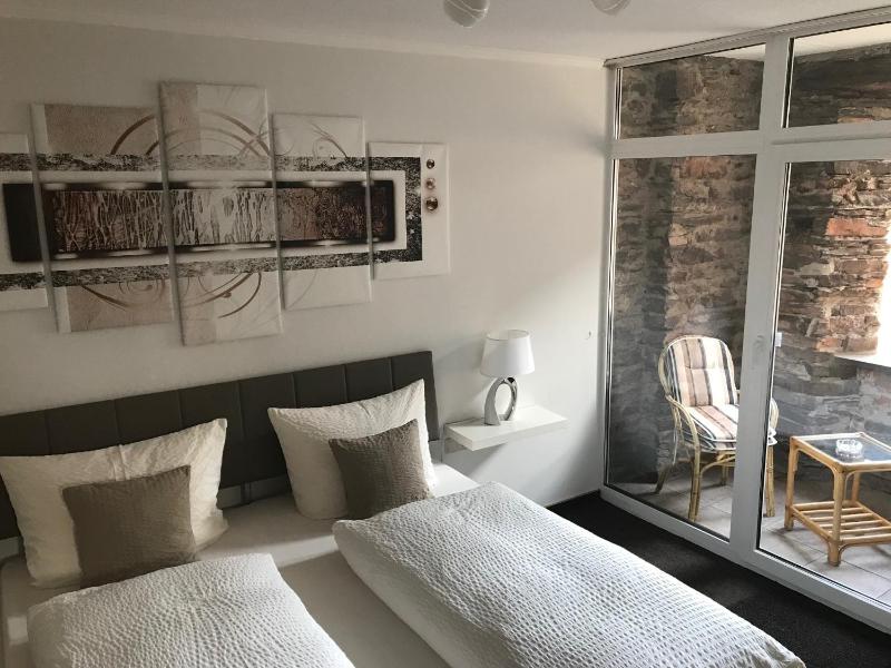 Double Room with Balcony image 3