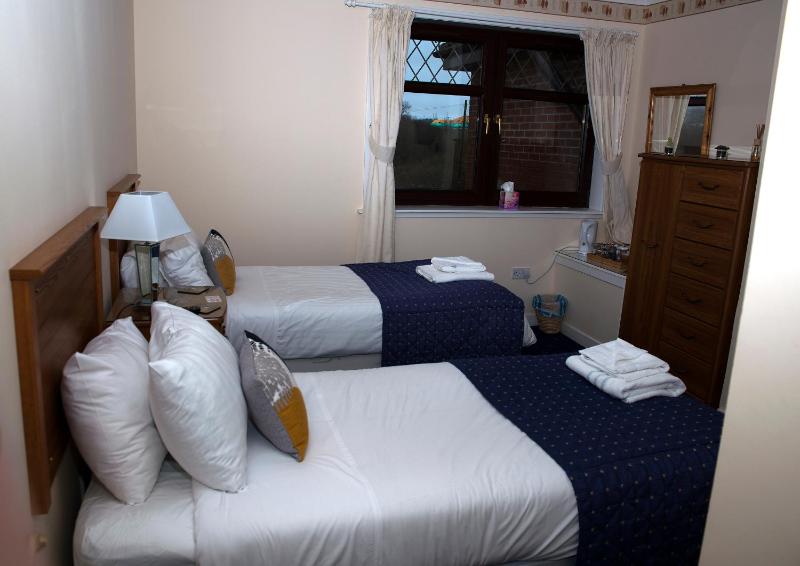 Twin Room image 4