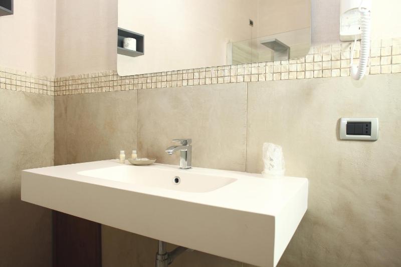 Double or Twin Room image 4