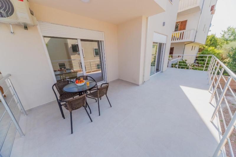 One-Bedroom Apartment image 3