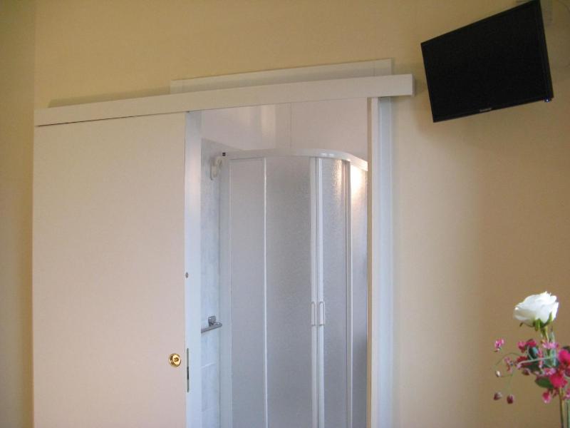 Single Room with Private Bathroom image 3