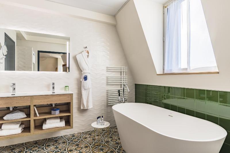 Deluxe Room image 3