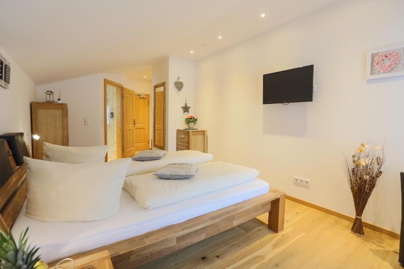 Double Room with Balcony image 2