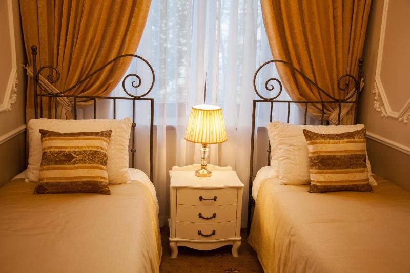 Small Twin Room image 2