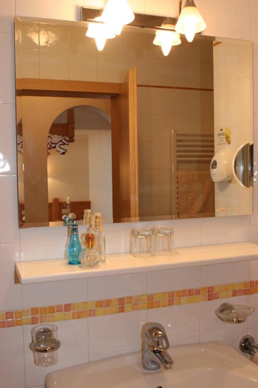 Double Room with Balcony image 4