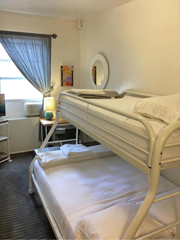 Triple Room with Shared Bathroom image 3
