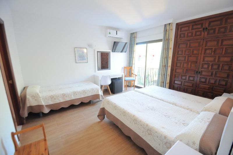 Standard Triple Room image 3