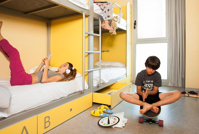 Quadruple Room 2 bunk beds for 1 person image 3