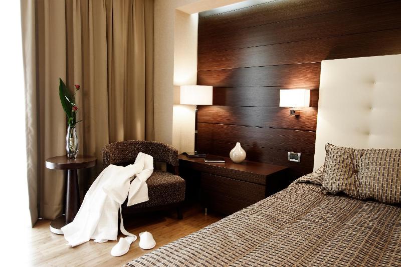 Standard Double Room image 4