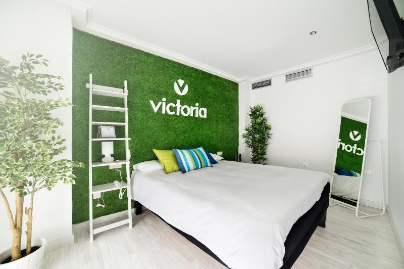 Superior Room with One Queen Bed and Two Single Beds image 4