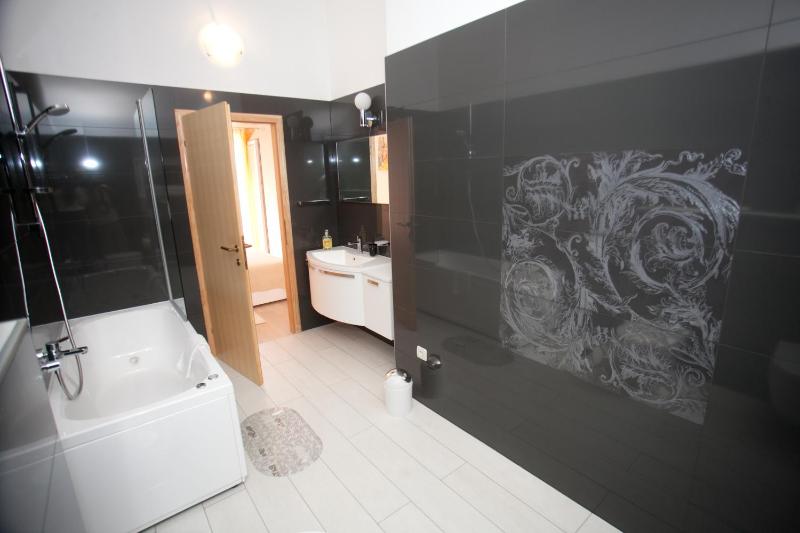 Luxury Two-Bedroom Penthouse Apartment (4 adults + 2 Children) image 4