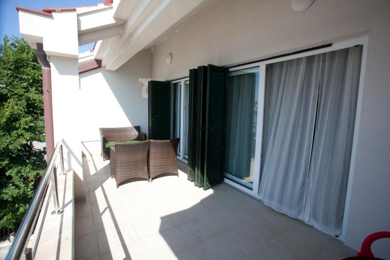 Luxury Two-Bedroom Penthouse Apartment (4 adults + 2 Children) image 2