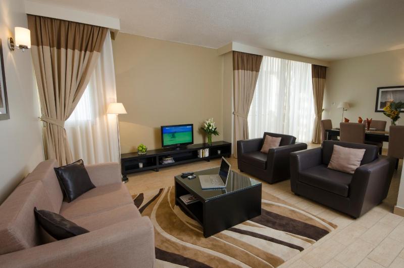 Deluxe Three-Bedroom Apartment image 1
