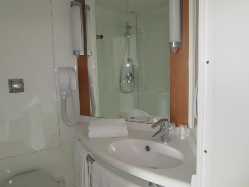 Room with 2 Single Beds image 3