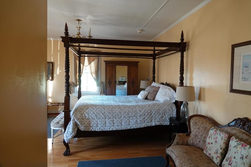 Large Single Room image 1