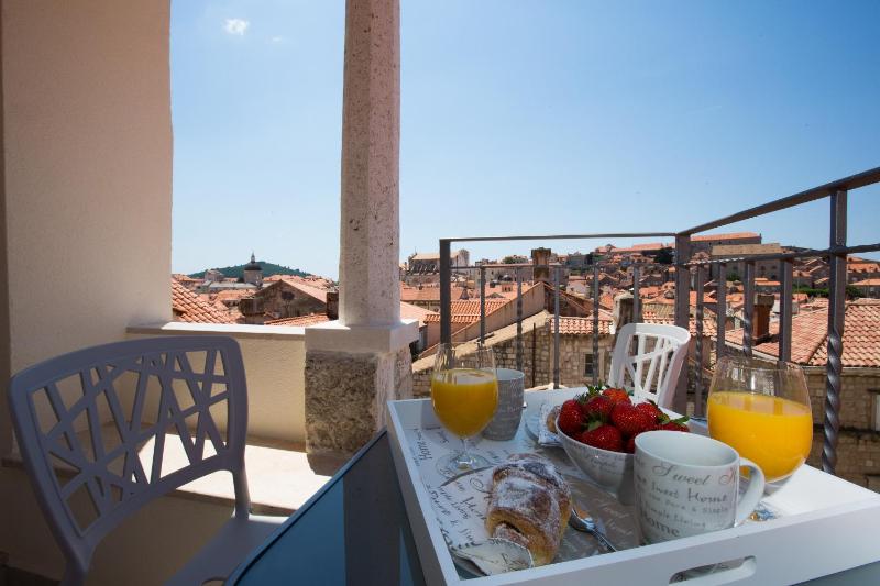 Deluxe Double Room with Balcony image 2