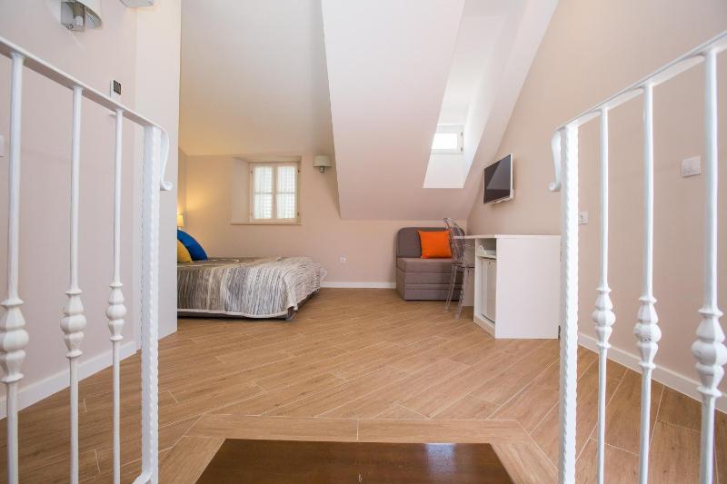 Deluxe Double Room with Balcony image 4