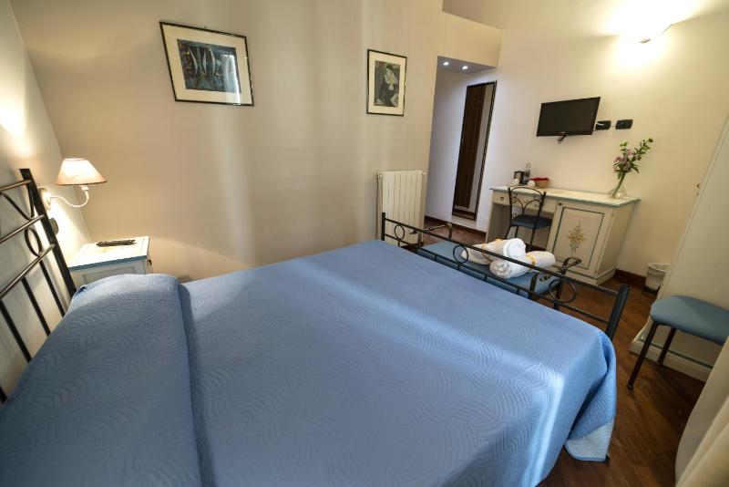 Double Room image 3