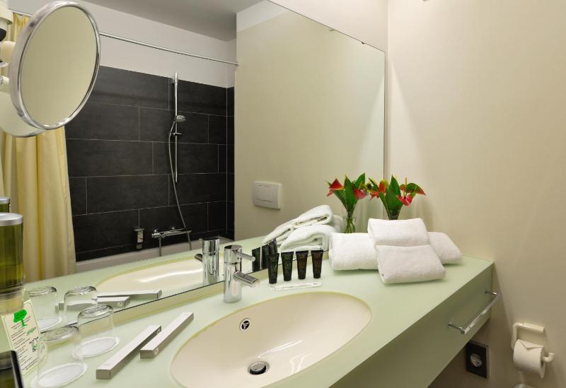 Standard Twin Room image 1