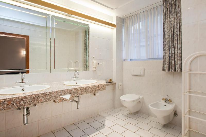 Deluxe Double Room image 4