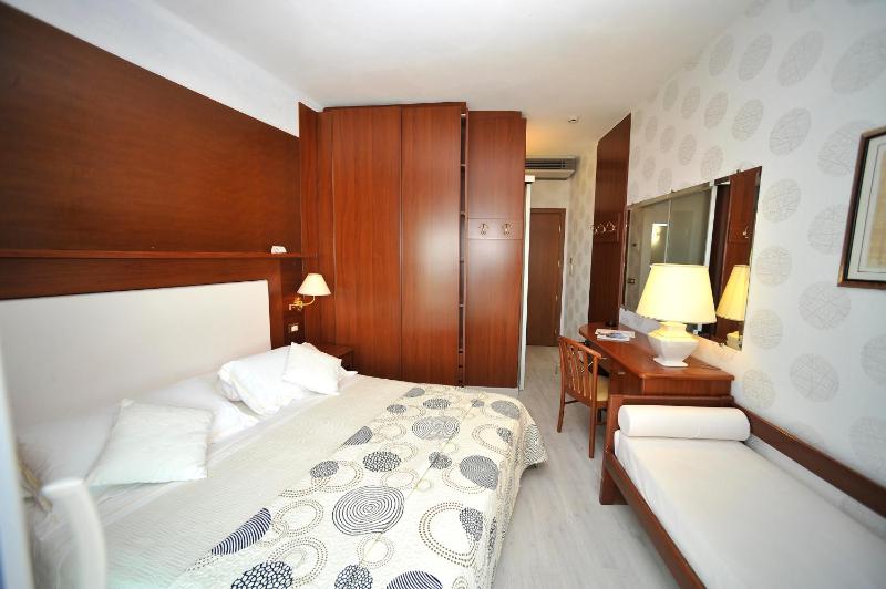 Double or Twin Room with Balcony and Lateral Sea View image 1