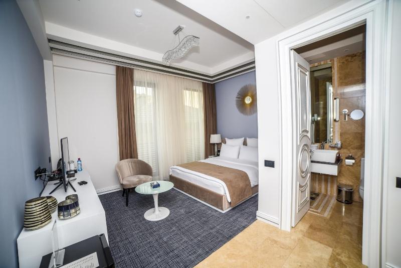 Double Room image 3