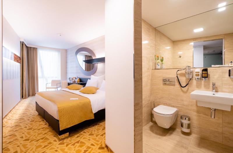 Classic Double or Twin Room with extra bed image 4